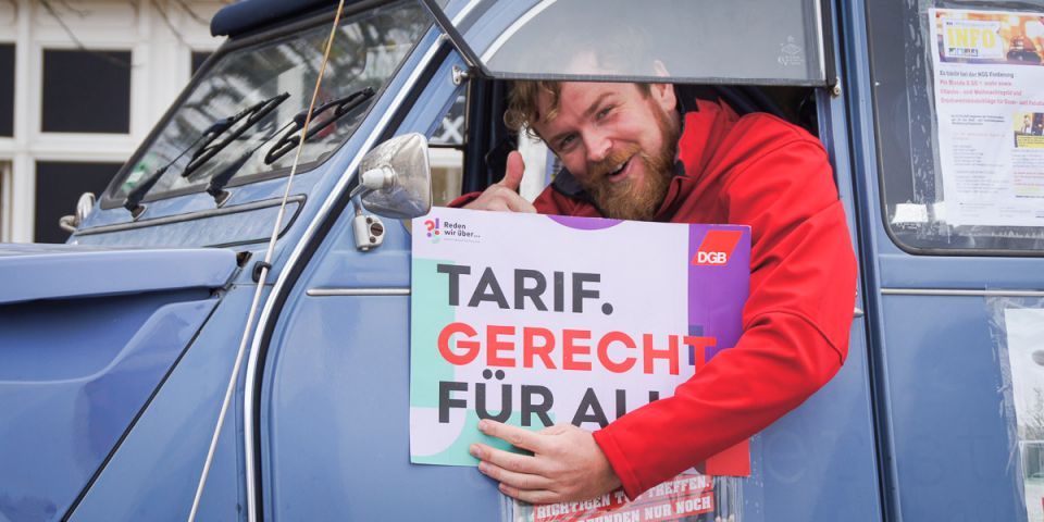 Tarif. Gerecht. Für alle.: DGB-Regionsgeschäftsführer Fabian Scheller in der "Kampagnen-Ente" der NGG.