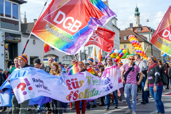 CSD-Parade in Landshut mit Regenbogenfahne mit DGB-Logo und Gewerkschafter/innen